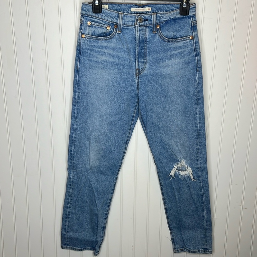 Levi’s Wedgie Straight Fit Distressed Jeans Size 26